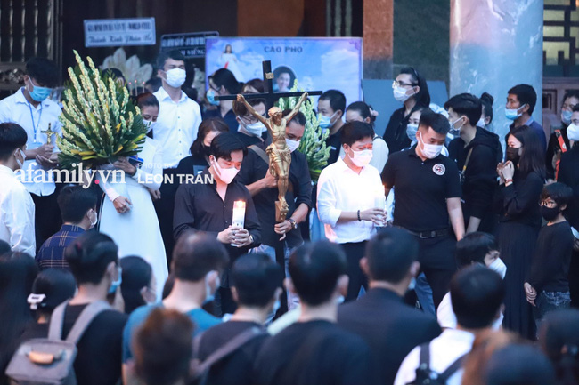 Đưa tiễn linh cữu nghệ sĩ Chí Tài ra sân bay: Đã hoàn tất thủ tục, người dân xếp từng hàng dài vẫy tay tiễn biệt lần cuối-1