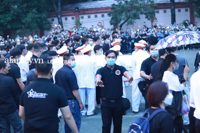 Đưa tiễn linh cữu nghệ sĩ Chí Tài ra sân bay: Đã hoàn tất thủ tục, người dân xếp từng hàng dài vẫy tay tiễn biệt lần cuối-4