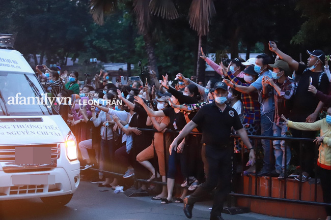 Đưa tiễn linh cữu nghệ sĩ Chí Tài ra sân bay: Đã hoàn tất thủ tục, người dân xếp từng hàng dài vẫy tay tiễn biệt lần cuối-6