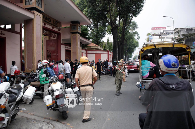Linh cữu NS Chí Tài được đưa ra sân bay sang Mỹ: NS Hoài Linh đại diện hoàn tất thủ tục, dàn nghệ sĩ ôm chặt di ảnh để tiễn biệt-21