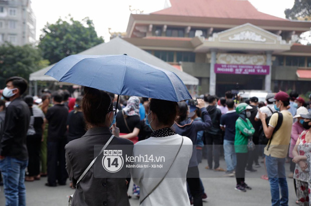 Linh cữu NS Chí Tài được đưa ra sân bay sang Mỹ: NS Hoài Linh đại diện hoàn tất thủ tục, dàn nghệ sĩ ôm chặt di ảnh để tiễn biệt-23