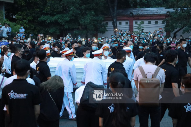 Linh cữu NS Chí Tài được đưa ra sân bay sang Mỹ: NS Hoài Linh đại diện hoàn tất thủ tục, dàn nghệ sĩ ôm chặt di ảnh để tiễn biệt-15