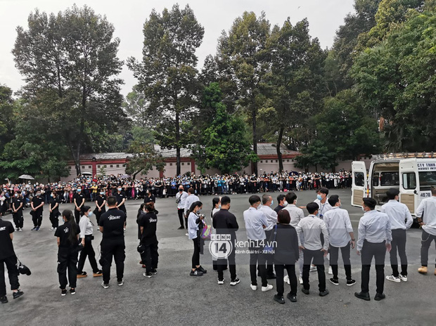 Linh cữu NS Chí Tài được đưa ra sân bay sang Mỹ: NS Hoài Linh đại diện hoàn tất thủ tục, dàn nghệ sĩ ôm chặt di ảnh để tiễn biệt-19