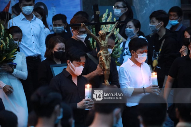 Linh cữu NS Chí Tài được đưa ra sân bay sang Mỹ: NS Hoài Linh đại diện hoàn tất thủ tục, dàn nghệ sĩ ôm chặt di ảnh để tiễn biệt-13