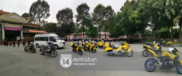 Linh cữu NS Chí Tài được đưa ra sân bay sang Mỹ: NS Hoài Linh đại diện hoàn tất thủ tục, dàn nghệ sĩ ôm chặt di ảnh để tiễn biệt-28