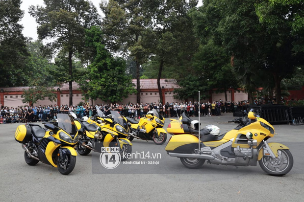 Linh cữu NS Chí Tài được đưa ra sân bay sang Mỹ: NS Hoài Linh đại diện hoàn tất thủ tục, dàn nghệ sĩ ôm chặt di ảnh để tiễn biệt-25