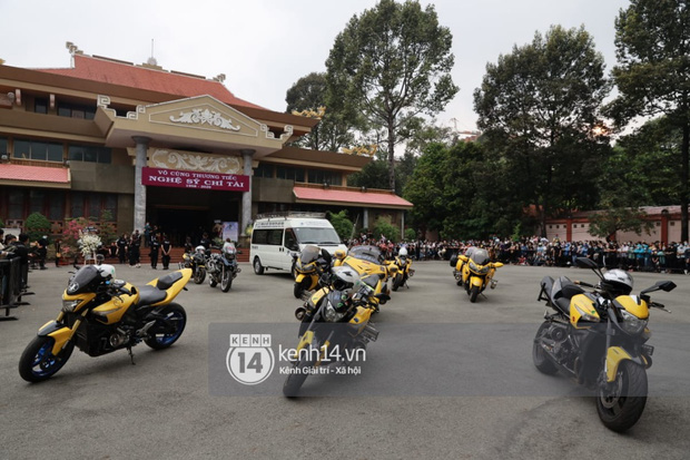 Linh cữu NS Chí Tài được đưa ra sân bay sang Mỹ: NS Hoài Linh đại diện hoàn tất thủ tục, dàn nghệ sĩ ôm chặt di ảnh để tiễn biệt-24