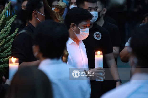 Linh cữu NS Chí Tài được đưa ra sân bay sang Mỹ: NS Hoài Linh đại diện hoàn tất thủ tục, dàn nghệ sĩ ôm chặt di ảnh để tiễn biệt-12