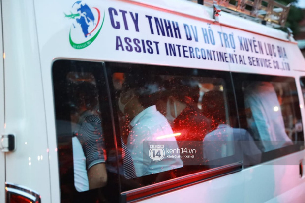 Linh cữu NS Chí Tài được đưa ra sân bay sang Mỹ: NS Hoài Linh đại diện hoàn tất thủ tục, dàn nghệ sĩ ôm chặt di ảnh để tiễn biệt-9