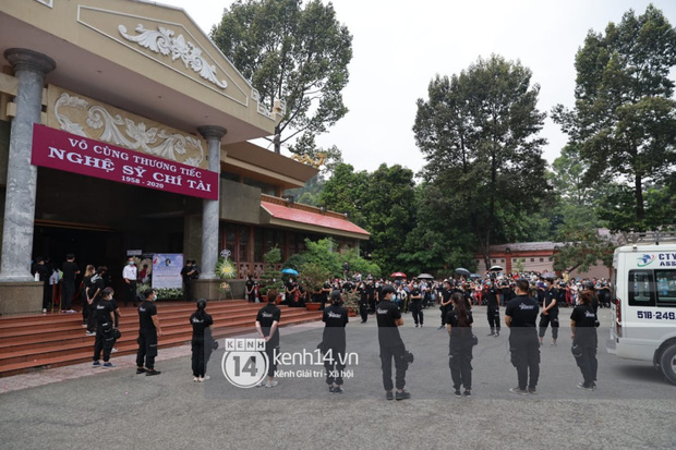 Linh cữu NS Chí Tài được đưa ra sân bay sang Mỹ: NS Hoài Linh đại diện hoàn tất thủ tục, dàn nghệ sĩ ôm chặt di ảnh để tiễn biệt-22