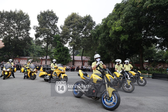 Linh cữu NS Chí Tài được đưa ra sân bay sang Mỹ: NS Hoài Linh đại diện hoàn tất thủ tục, dàn nghệ sĩ ôm chặt di ảnh để tiễn biệt-27