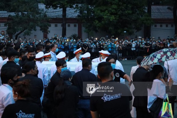 Linh cữu NS Chí Tài được đưa ra sân bay sang Mỹ: NS Hoài Linh đại diện hoàn tất thủ tục, dàn nghệ sĩ ôm chặt di ảnh để tiễn biệt-14