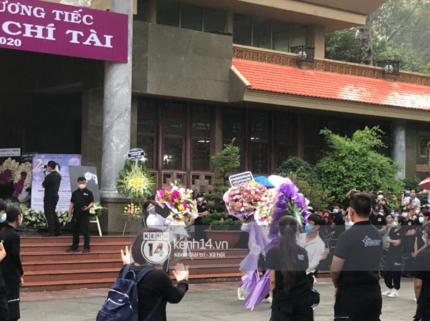 Linh cữu NS Chí Tài được đưa ra sân bay sang Mỹ: NS Hoài Linh đại diện hoàn tất thủ tục, dàn nghệ sĩ ôm chặt di ảnh để tiễn biệt-17