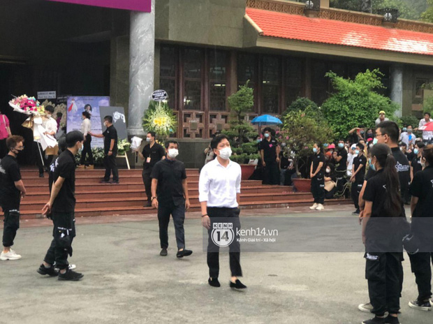 Linh cữu NS Chí Tài được đưa ra sân bay sang Mỹ: NS Hoài Linh đại diện hoàn tất thủ tục, dàn nghệ sĩ ôm chặt di ảnh để tiễn biệt-18