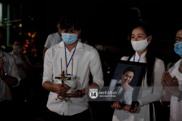 Linh cữu NS Chí Tài được đưa ra sân bay sang Mỹ: NS Hoài Linh đại diện hoàn tất thủ tục, dàn nghệ sĩ ôm chặt di ảnh để tiễn biệt-3