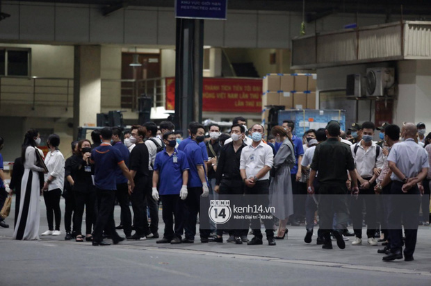 Linh cữu NS Chí Tài được đưa ra sân bay sang Mỹ: NS Hoài Linh đại diện hoàn tất thủ tục, dàn nghệ sĩ ôm chặt di ảnh để tiễn biệt-7