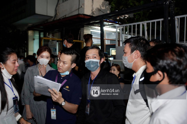 Linh cữu NS Chí Tài được đưa ra sân bay sang Mỹ: NS Hoài Linh đại diện hoàn tất thủ tục, dàn nghệ sĩ ôm chặt di ảnh để tiễn biệt-8