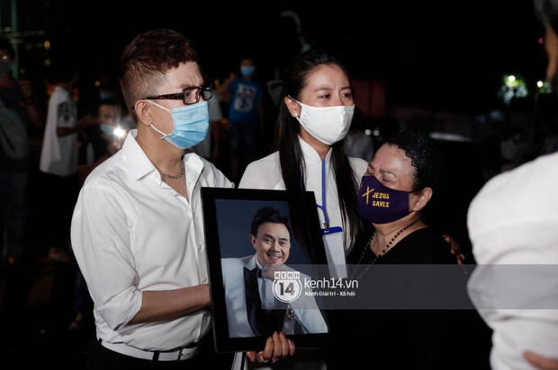 Linh cữu NS Chí Tài được đưa ra sân bay sang Mỹ: NS Hoài Linh đại diện hoàn tất thủ tục, dàn nghệ sĩ ôm chặt di ảnh để tiễn biệt-1