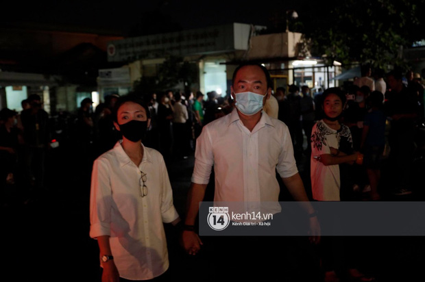 Linh cữu NS Chí Tài được đưa ra sân bay sang Mỹ: NS Hoài Linh đại diện hoàn tất thủ tục, dàn nghệ sĩ ôm chặt di ảnh để tiễn biệt-2