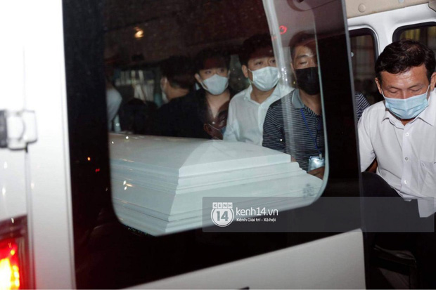 Linh cữu NS Chí Tài được đưa ra sân bay sang Mỹ: NS Hoài Linh đại diện hoàn tất thủ tục, dàn nghệ sĩ ôm chặt di ảnh để tiễn biệt-6