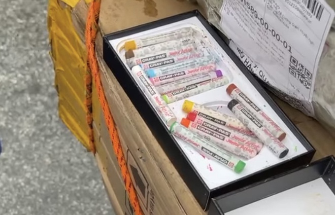 Bỏ 61 triệu đồng mua iPhone 12 Pro Max, nhận được bút chì màu-1