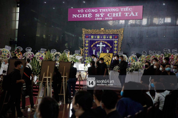 Ý nghĩa của 18 vòng hoa NS Hoài Linh tự tay chuẩn bị tiễn đưa NS Chí Tài bên trong tang lễ-1