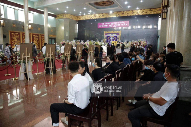 Ý nghĩa của 18 vòng hoa NS Hoài Linh tự tay chuẩn bị tiễn đưa NS Chí Tài bên trong tang lễ-3