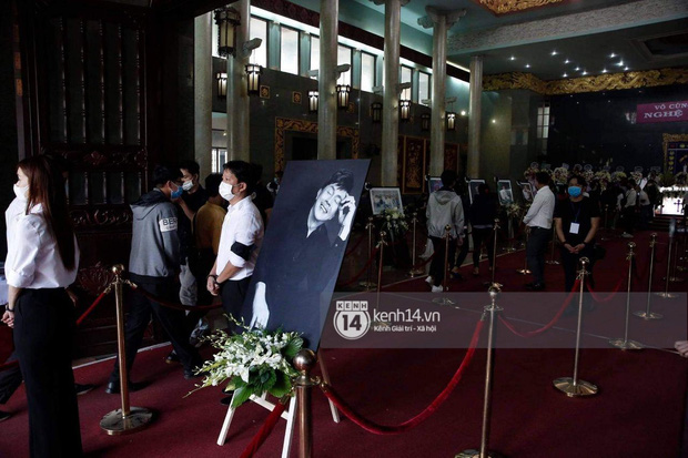 Ý nghĩa của 18 vòng hoa NS Hoài Linh tự tay chuẩn bị tiễn đưa NS Chí Tài bên trong tang lễ-4