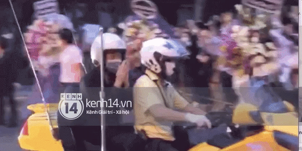 Linh cữu NS Chí Tài được đưa ra sân bay sang Mỹ: NS Hoài Linh đại diện hoàn tất thủ tục, dàn nghệ sĩ ôm chặt di ảnh để tiễn biệt-10