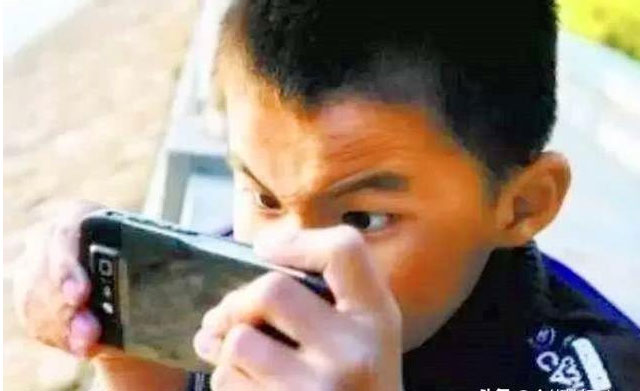 Tác hại khủng khiếp như thế nào khi trẻ nghịch điện thoại từ nhỏ?-2