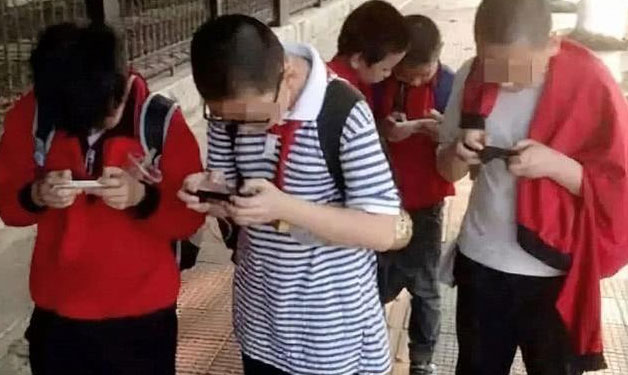 Tác hại khủng khiếp như thế nào khi trẻ nghịch điện thoại từ nhỏ?-4