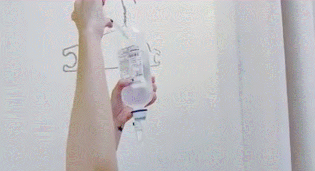 Gây tranh cãi dữ dội vì tự tay truyền nước biển cho Công Vinh, Thuỷ Tiên lên tiếng nhanh chóng nhưng vẫn bị phản đối-4