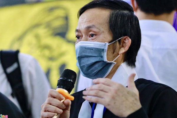 Hình ảnh nghệ sĩ Hoài Linh đứng cúi chào tạm biệt khi linh cữu nghệ sĩ Chí Tài được đưa lên máy bay sang Mỹ-1