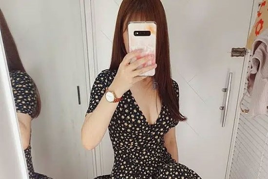 Bà mẹ trẻ khoe bức ảnh chụp tại phòng thử đồ, nhìn xuống phần nhạy cảm phía dưới, ai cũng trách: Thật không biết dạy con!