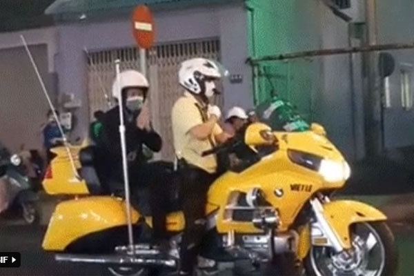 Sài Gòn nay sao thật lạ: Hàng nghìn người theo sau tiễn NS Chí Tài một đoạn, không tiếng còi xe và lặng lẽ nhường đường-9