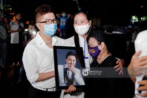 Sài Gòn nay sao thật lạ: Hàng nghìn người theo sau tiễn NS Chí Tài một đoạn, không tiếng còi xe và lặng lẽ nhường đường-3