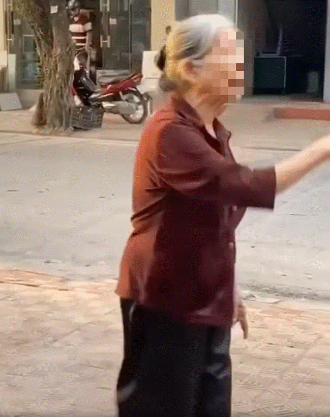 Vụ đánh ghen hi hữu: Cụ bà 80 tuổi chửi bới không ngừng cụ bà 70 giữa phố, lý do đằng sau khiến ai nấy sửng sốt-1