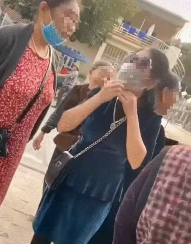 Vụ đánh ghen hi hữu: Cụ bà 80 tuổi chửi bới không ngừng cụ bà 70 giữa phố, lý do đằng sau khiến ai nấy sửng sốt-2