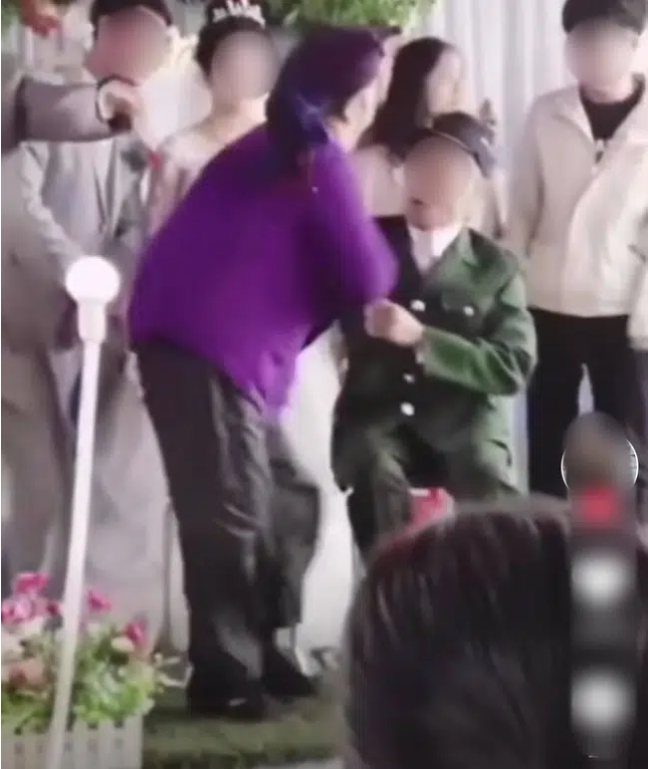 Chụp hình trong đám cưới cháu, cụ bà đi đường quyền với cụ ông ngay trên sân khấu, màn xử sự cuối cùng lại càng bất ngờ hơn nữa-2