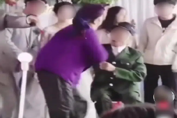 Đám cưới đình đám bậc nhất của con trai tỷ phú lừng danh đất Hải Phòng: Ăn hỏi 20 tráp lễ, máy bay rải thiệp mời trên phố, ai bắt được thiệp thì đi ăn cưới!-6