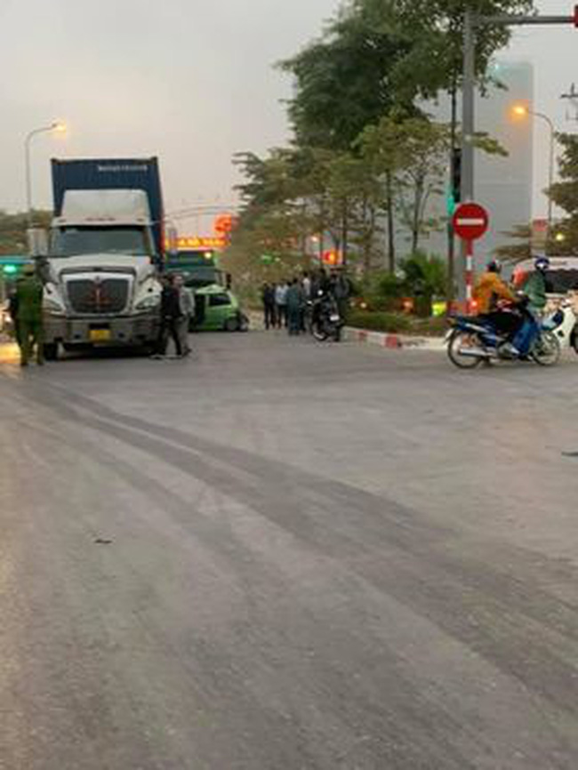 Hà Nội: 2 ô tô con bị tông bẹp dúm khi dừng chờ đèn đỏ, nhiều người bị thương-1