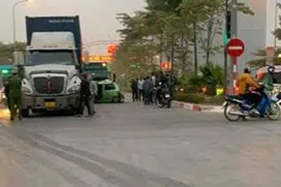 Hà Nội: 2 ô tô con bị tông bẹp dúm khi dừng chờ đèn đỏ, nhiều người bị thương