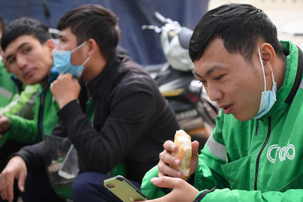 Nam thanh niên mặc đồng phục xe ôm công nghệ nằm bất động tại bãi cỏ ven sông giữa trời giá rét và sự thật phía sau khiến nhiều người ngã ngửa-3