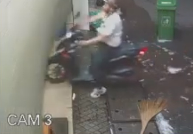 Thanh niên kẹp cổ, đánh cô gái rồi dùng mã tấu doạ chém nhiều người can ngăn ở Sài Gòn-3