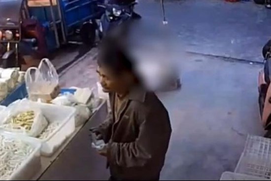 Cụ ông mua mì bằng tiền giả suốt 7 năm qua, chủ quán nhận ra nhưng vẫn giả vờ không biết, chân tướng phơi bày gây xúc động
