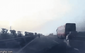 Clip: Ô tô đâm văng người phụ nữ lao sang đường cao tốc để bắt xe khách-1
