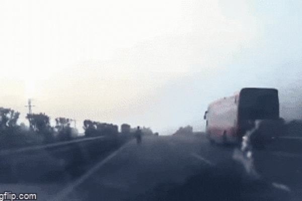 Clip: Ô tô đâm văng người phụ nữ lao sang đường cao tốc để bắt xe khách