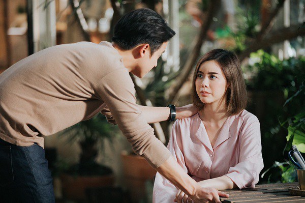 Vợ cũ cuộn tròn trong lòng khóc cả đêm, bị bắt gặp tôi đuổi luôn vợ mới ra ngoài-1