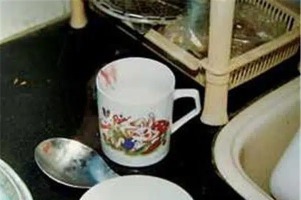 Con gái qua đời vì bệnh lạ, bố đòi khám nghiệm tử thi nhưng con rể khóc lóc ngăn cản, động thái này đã vạch trần tội ác trong suốt 2 năm-3