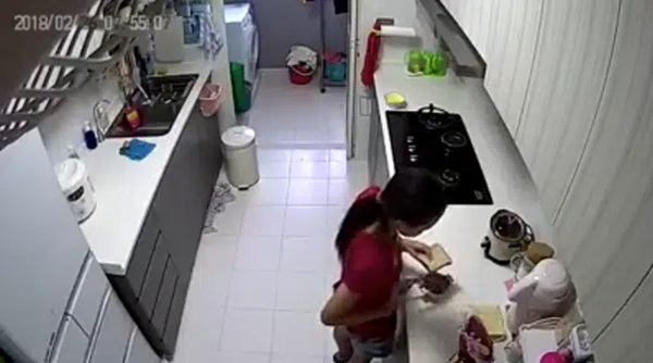 Đang chuẩn bị bữa sáng, nữ giúp việc cầm lát bánh mỳ đứng ra góc khuất và hành động tiếp theo khiến chủ nhà rùng mình chẳng dám ăn gì nữa-1